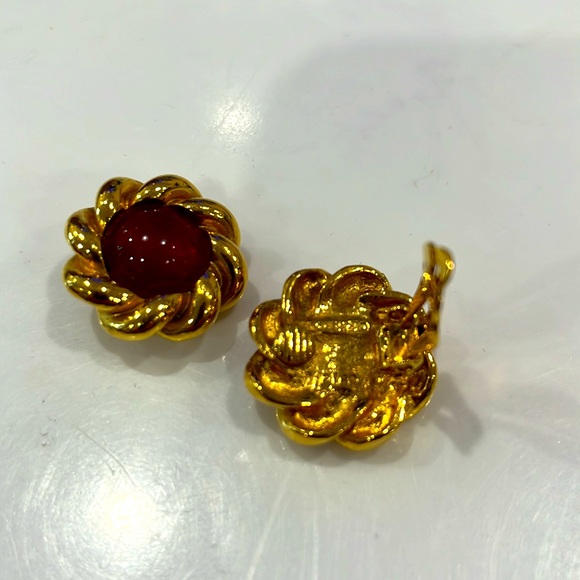 VINTAGE CHANEL STAMPED EXQUISITE CLIP EARRINGS with RED GRIPOIX - Picture 2 of 5